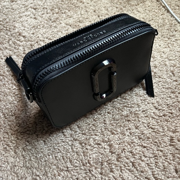 Marc Jacob’s Snapshot Crossbody in all black detailing. - Picture 4 of 6